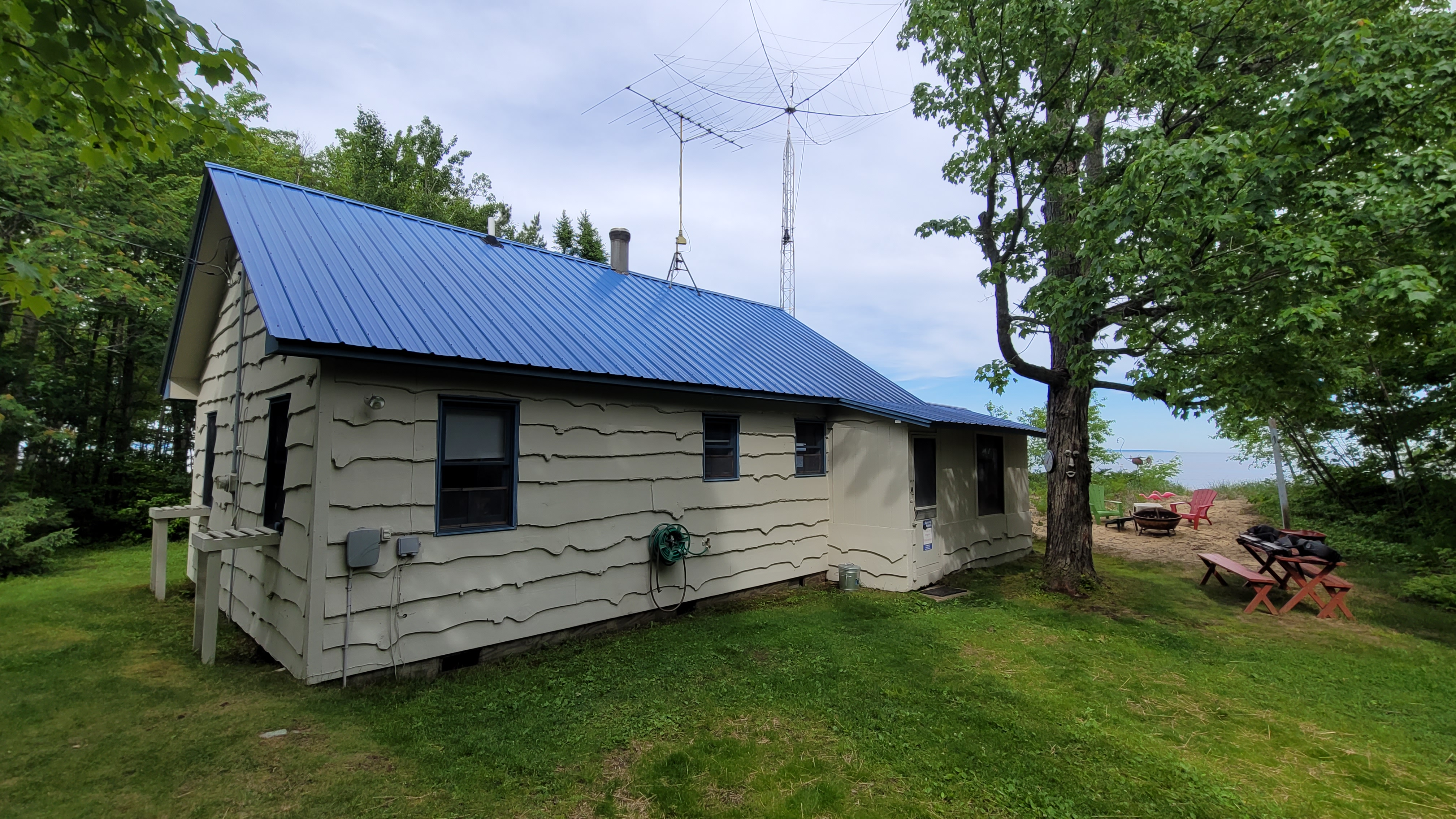 Ext cottage green summer side